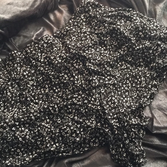 Black & white flowy shorts - Picture 2 of 6